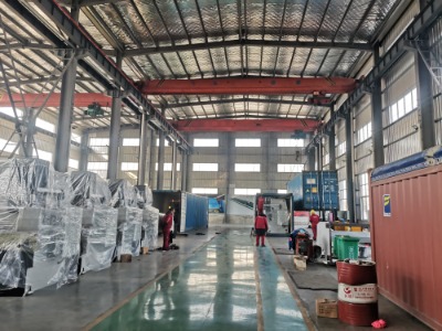 Hogyan kezeli ez a nagy hajlítógép az elhajlás koronázási kompenzációját a teljes hajlítási hosszban?